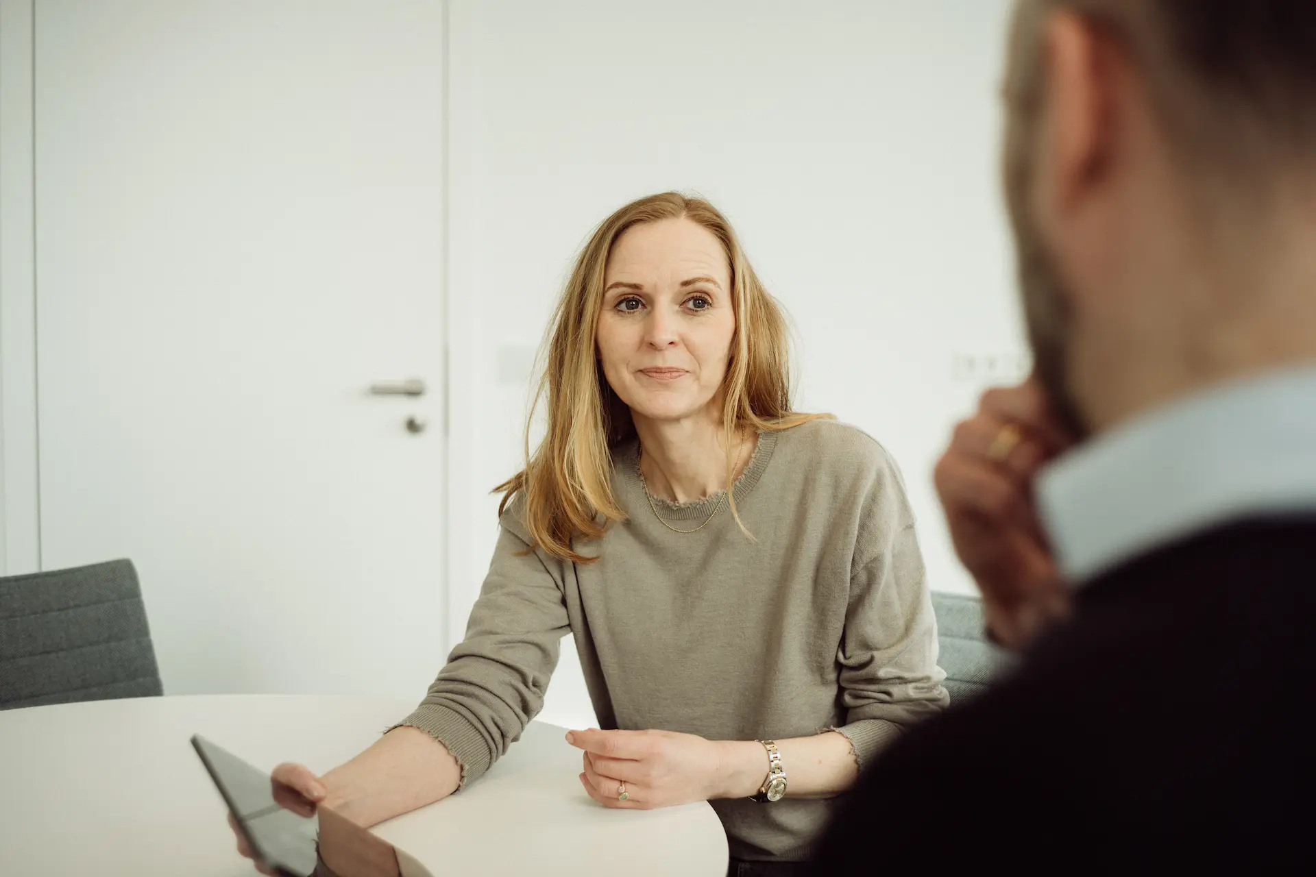 Gespraech mit einer Person am Tisch
