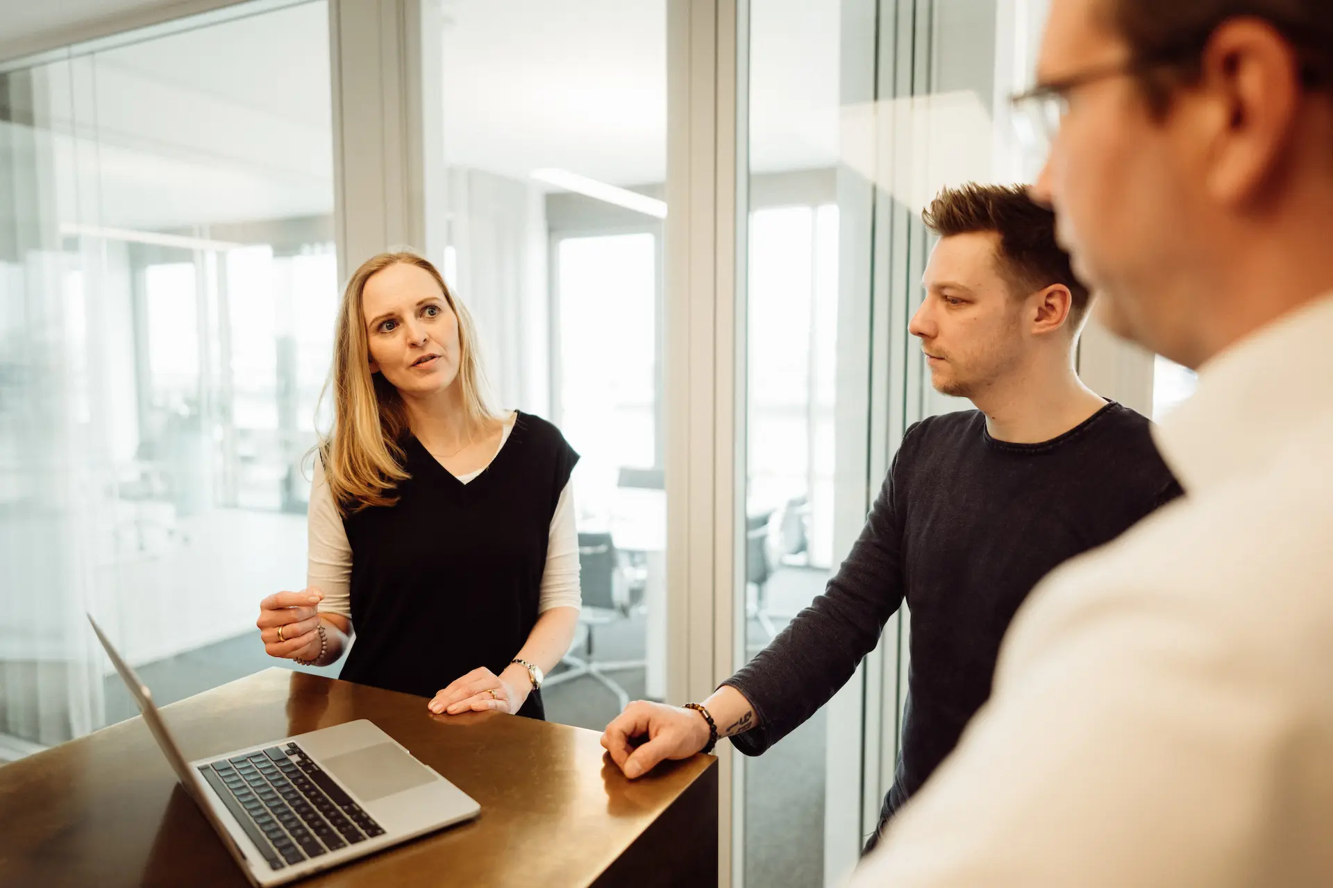 Gespraech mit zwei Personen am Laptop