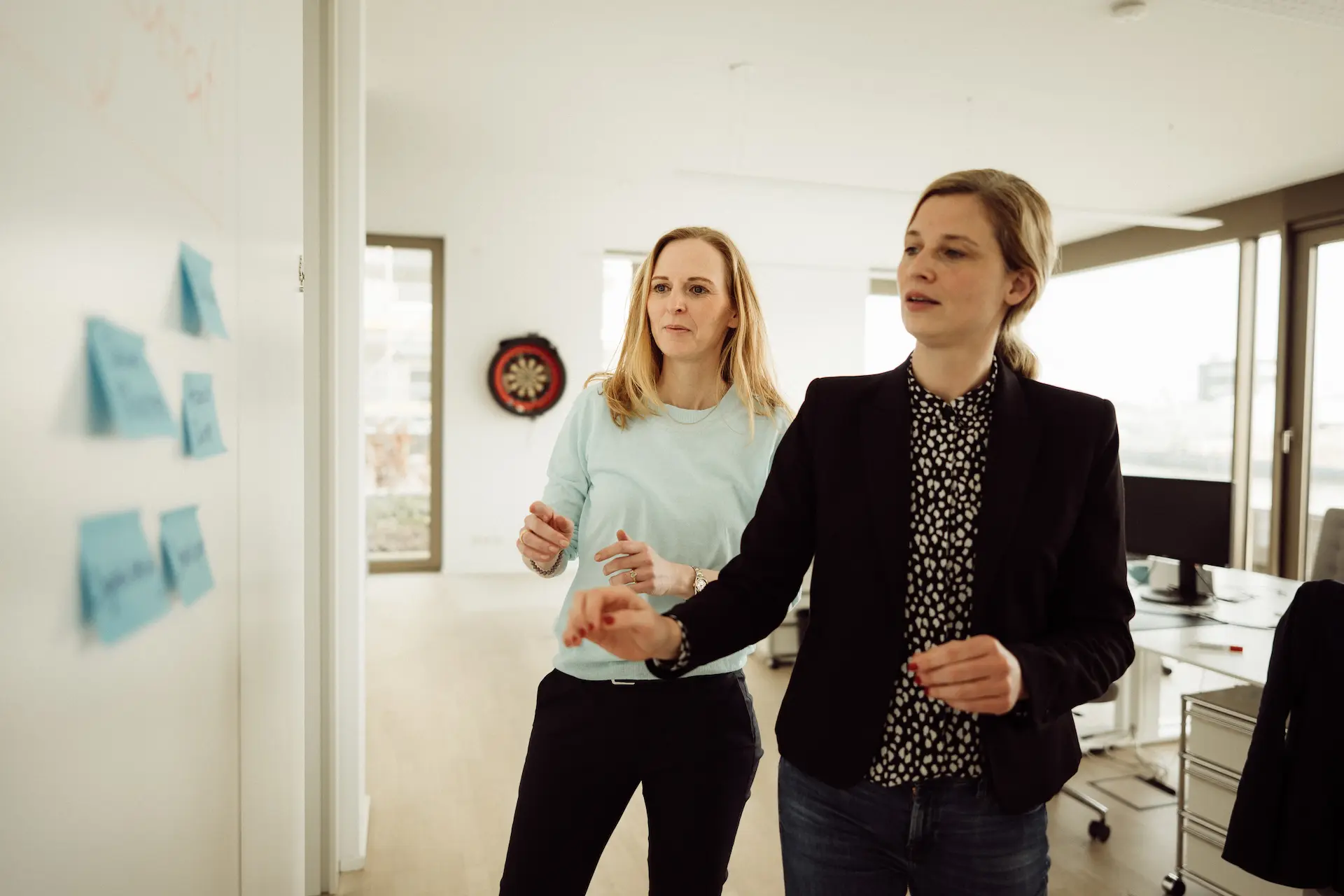 zwei Personen arbeiten mit Zetteln